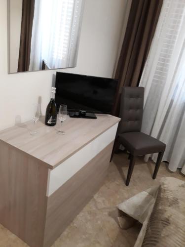 a counter with two wine glasses and a chair at A casa di Simona in Monreale