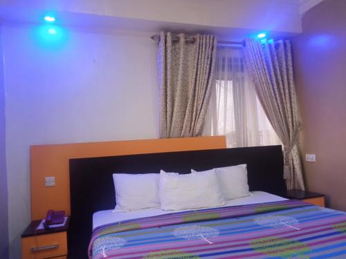 Postel nebo postele na pokoji v ubytování Alluring View Hotel - Toyin Sreet