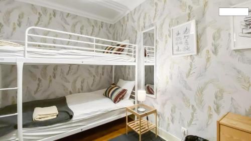 Llit o llits en una habitació de Bairro Alto - 4 Bedroom Apartment