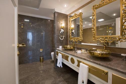 Ванная комната в Grand Altuntas Hotel