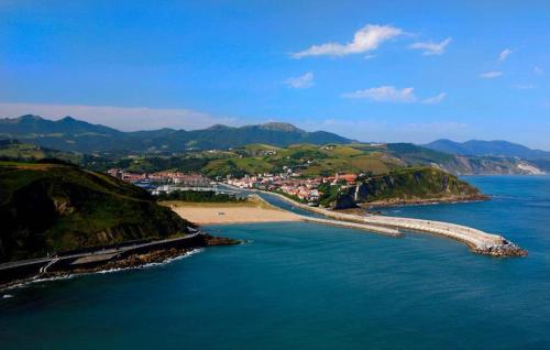 an aerial view of a beach next to the ocean at Inolvidable experiencia en un velero de 11 metros! in Zumaia