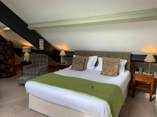 Un pat sau paturi într-o cameră la Ivythwaite Lodge Guest House