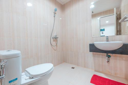 ein Bad mit einem WC, einem Waschbecken und einer Dusche in der Unterkunft Super OYO 1948 Apartement Sentul Tower in Bogor