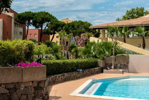 The swimming pool at or close to Residence Agathea