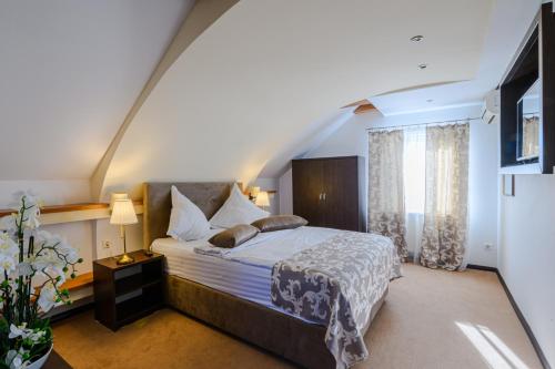 a bedroom with a large bed in a room at Vila Palace in Caransebeş
