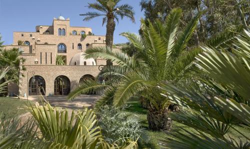 un palmier devant un bâtiment dans l'établissement La Sultana Oualidia, à Oualidia