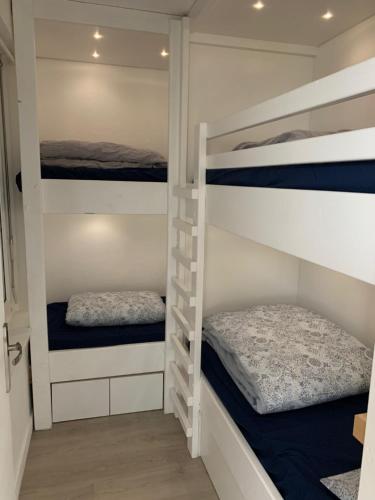 a bedroom with two bunk beds in it at Appartement familial plein centre Hardelot Plage in Hardelot-Plage