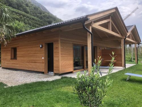 Cette petite cabane en bois dispose d'une grande fenêtre. dans l'établissement Pixnerhof - Urlaub am Biohof, à Castelbello