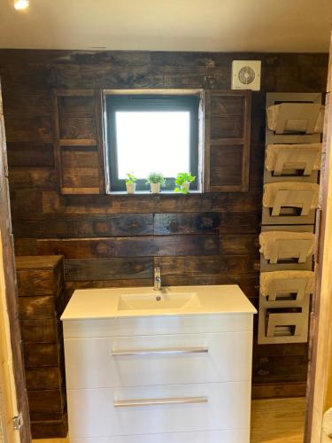 a bathroom with a sink and a window at Willow Court Farm Studio East & Petting Farm, 8 mins to Legoland & Windsor, 15 mins to Lapland UK in Windsor