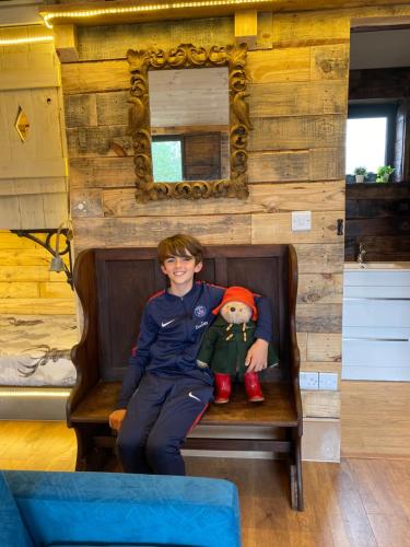 Posezení v ubytování Willow Court Farm Studio East & Petting Farm, 8 mins to Legoland & Windsor, 15 mins to Lapland UK