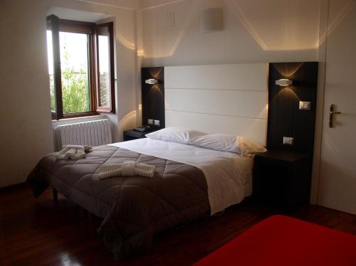a bedroom with a large bed and a window at Primavera Mini Hotel in Perugia