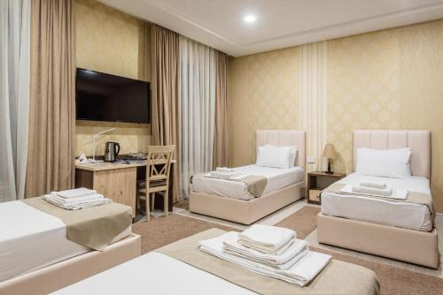 Ένα ή περισσότερα κρεβάτια σε δωμάτιο στο HUMO hotel