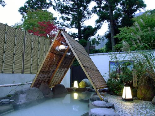 Taman di luar Kinokuniya Ryokan