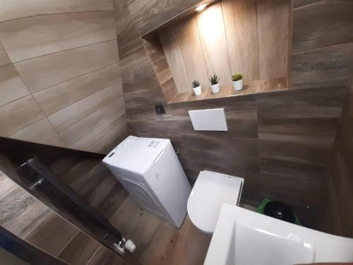 an overhead view of a bathroom with a toilet and two sinks at Dziupla u Górala in Szaflary