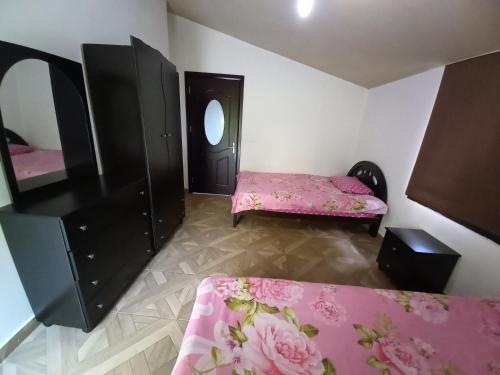 Un pat sau paturi într-o cameră la Suiteness Deir el qamar