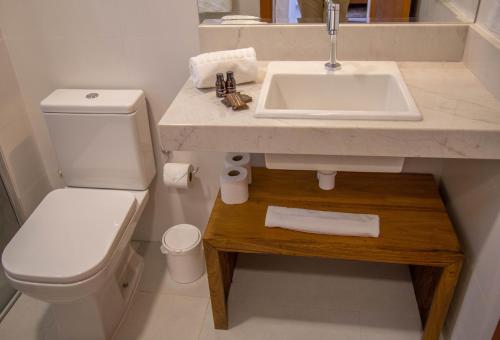 a bathroom with a sink and a toilet at Cerrado Ville in Alto Paraíso de Goiás