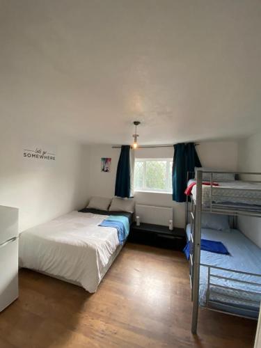- une chambre avec 2 lits superposés et une fenêtre dans l'établissement Private Room in London, à Londres