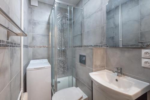 y baño con aseo, lavabo y ducha. en Georges Sand, en Châtenay-Malabry