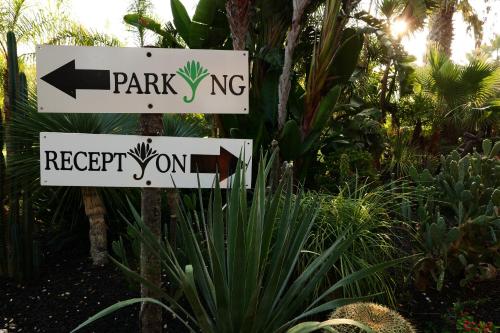 a couple of signs that say park nc and receptionatown at Agriturismo Papyrus in Siracusa