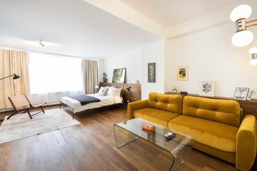 ein Wohnzimmer mit einem Sofa und einem Bett in der Unterkunft Athens' Best Location- Unique Magnificent Studio in Athen