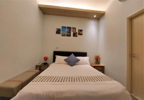 a bedroom with a bed and a couch at Dosun B&B in Jiufen