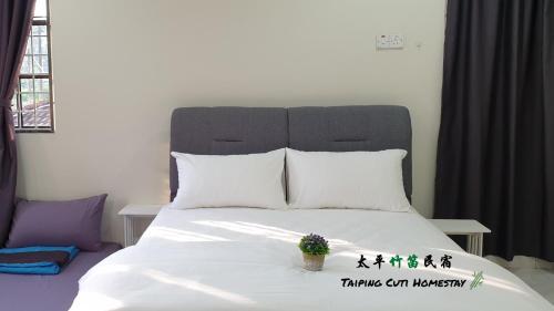 Ένα ή περισσότερα κρεβάτια σε δωμάτιο στο Taiping Cuti Homstay 太平竹笛民宿 5mins to Kuala Sepetang