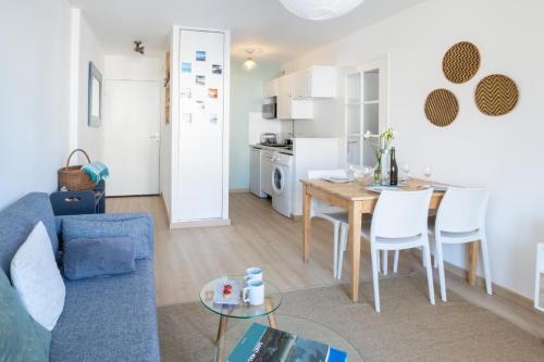 un salon avec un canapé bleu et une table dans l'établissement Le Coton, à Saint-Malo