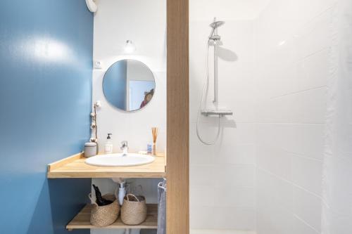 une salle de bain avec un lavabo et une douche dans l'établissement Le Coton, à Saint-Malo