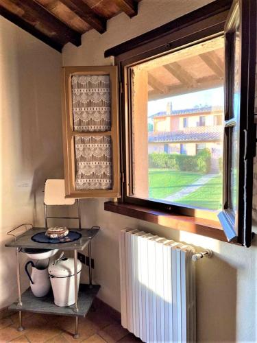 a window in a kitchen with a table and a window at Agriturismo Comparone Casavecchia in Città di Castello