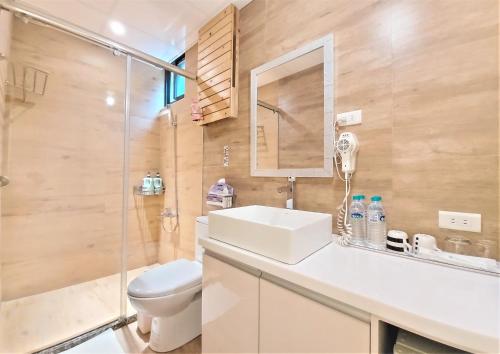 a bathroom with a toilet and a sink and a shower at Dosun B&B in Jiufen