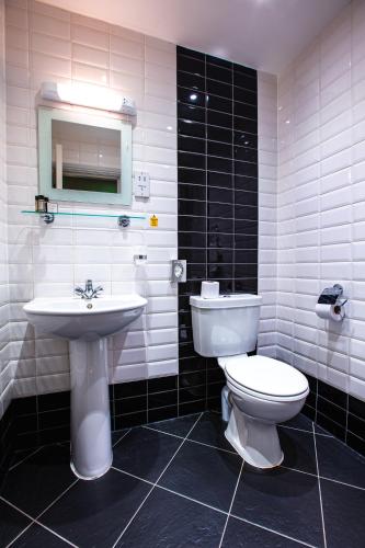 Cairn Hotel & Apartmentsにあるバスルーム