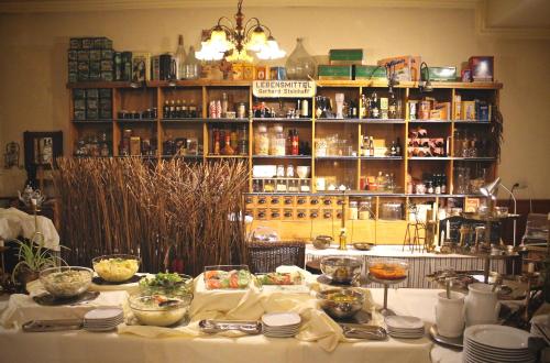 una mesa con platos de comida encima en Hotel Landhaus Steinhoff, en Rheinberg