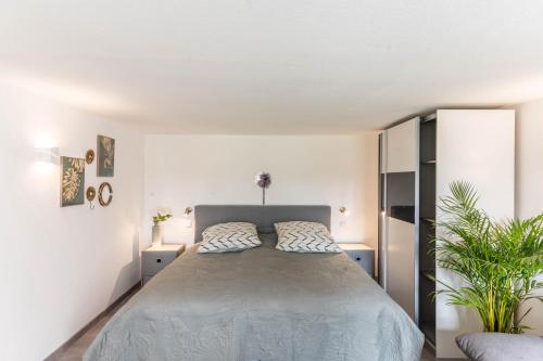 una camera da letto con un grande letto con due cuscini di Ferienwohnung Schweizer a Gaienhofen