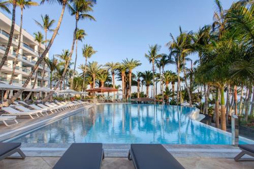 Piscina a Hotel Fariones o a prop