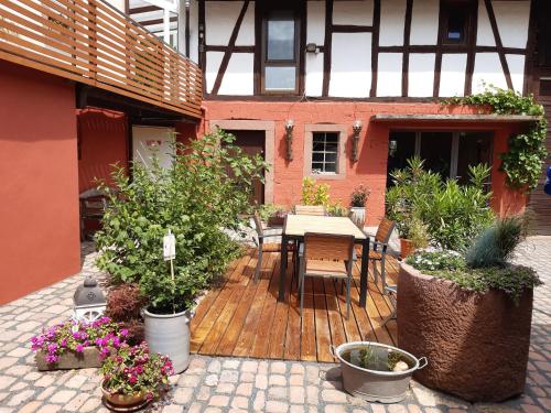 a patio with a table and chairs and plants at Ferienwohnung Stockemer Haecke in Stockheim