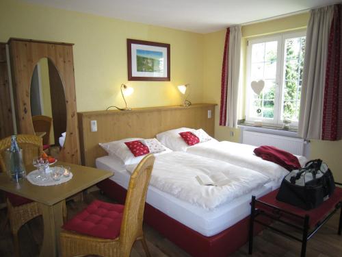 una camera da letto con letto e tavolo con sidro di sidro. di Hotel Henriette Davidis a Wetter