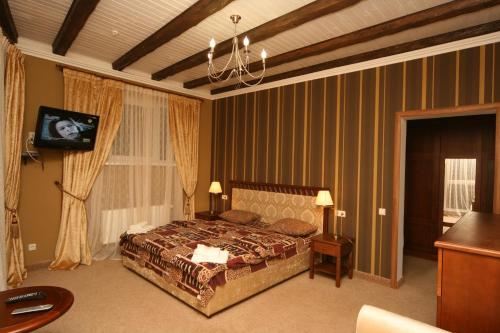 亞列姆切的住宿－奧沙勒酒店，一间卧室配有一张床和一个吊灯