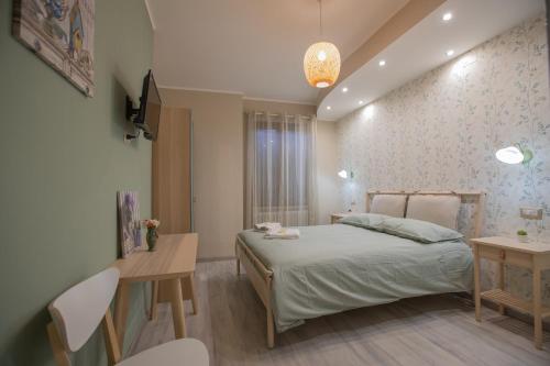 1 dormitorio con cama, mesa y escritorio en Domus Mariae B&B Assisi en Assisi
