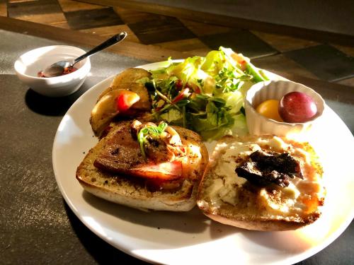 een bord eten met een broodje en een salade bij RoheN Resort&Lounge HAKONE in Hakone