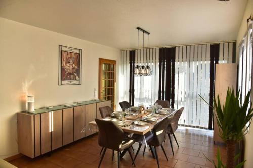 une salle à manger avec une table et des chaises dans une pièce dans l'établissement Gite Les cigognes de la Doller, à Sentheim