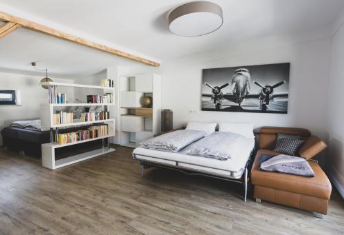 um quarto com uma cama e uma estante de livros em Modernes Loft vor den Toren des Chiemgaus em Tacherting