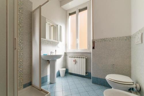 Ένα μπάνιο στο Piazza Re di Roma Apartment