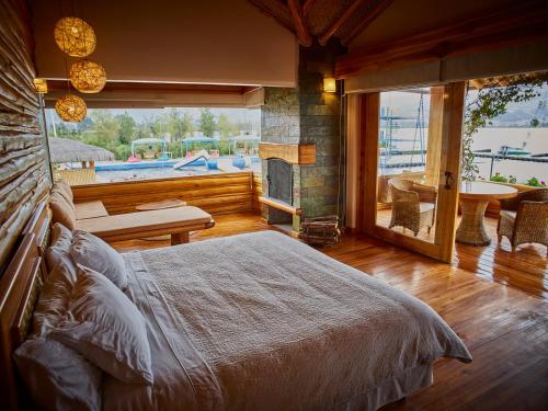 Postel nebo postele na pokoji v ubytování Hosteria Cabañas Del Lago