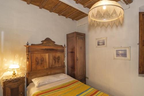 a bedroom with a bed and a lamp at B&B Due Borghi in Pisa