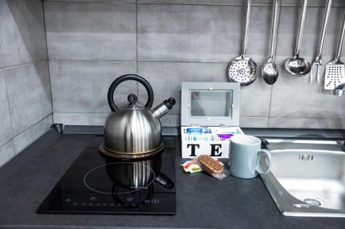 ein Teekessel auf einem Herd in einer Küche in der Unterkunft Montesantogroup Holiday House in Neapel