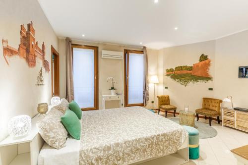 ein großes Schlafzimmer mit einem Bett und einem Badezimmer in der Unterkunft A due passi dal Castello in Ferrara