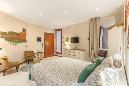 1 dormitorio con 1 cama, escritorio y TV en A due passi dal Castello, en Ferrara