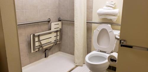 y baño con aseo y toallas. en Family Budget Inn, en Bethany