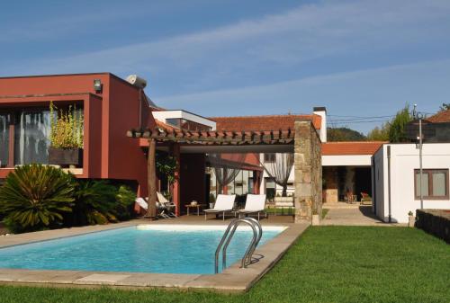 a house with a swimming pool in a yard at Casa do Passadiço in Macieira de Sarnes
