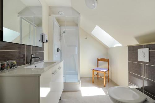 A bathroom at Chambres d'hôtes de l'Auberge L'Astrassadou